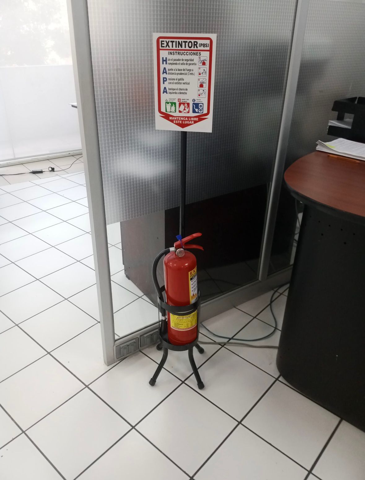 Extintor PQS con soporte tipo pedestal para piso